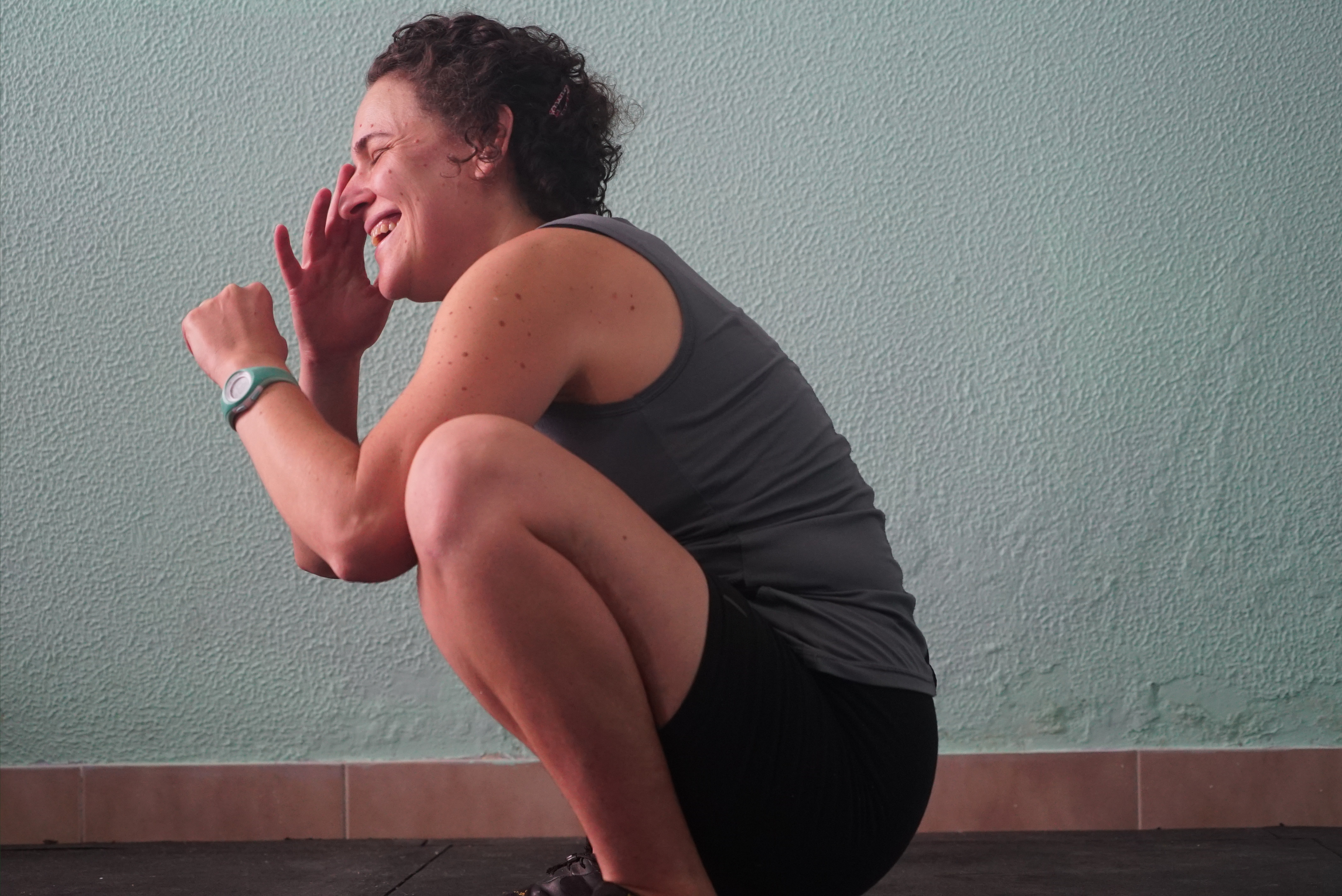 Lila a realizar um agachamento profundo e controlado